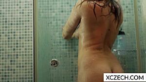 Busty kvinde bliver mumificeret i brusebadet