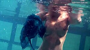 Блондинка-бомба демонстрирует свои упругие груди у бассейна