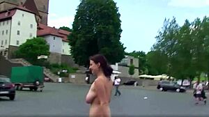 看一个裸体女孩在这部完整电影中探索街道