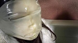 Mumifiering och bondage i fetisch lädervideo