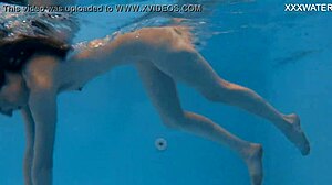 Marfa, si cantik Rusia, memamerkan pantat dan vaginanya yang sempit di kolam renang