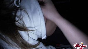 Domáce video študentského páru, ktorý má sex na zadnom sedadle auta