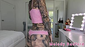 La sexy gamer Melody Radford mostra le sue grandi tette in bikini