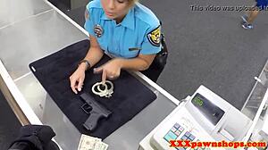 Skrytá kamera zachytáva latinskú policajtku, ako si užíva sex v štýle psíka