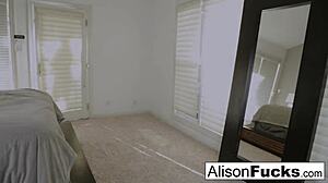 Storbrystet pornostjerne Alison Tyler hengir seg til solospill