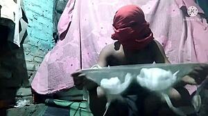 Amatőr indiai pár szenvedélyes puncibabázásban vesz részt
