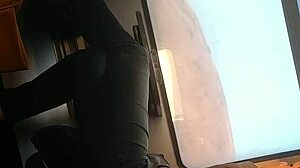 숨겨진 카메라가 기차에서 이스라엘 MILF의 발을 유혹하는 것을 담습니다