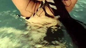 Indisk kone Sana viser frem kroppen sin i bassenget i en privat video