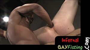 Interracial schwules Paar erkundet rauen BDSM mit Fisting und Dehnung