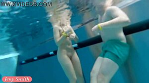 털이 없는 베이비 제니 스미스는 스파에서 누드 수영과 자위를 즐긴다