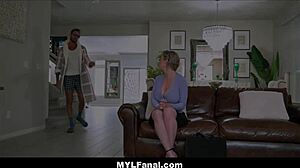 Прсата МИЛФ ужива у аналном сексу са власником куће у врућем видеу