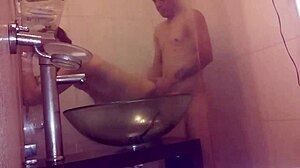 Mon jeune homme de 18 ans s'engage dans une activité sexuelle avec un homme inconnu dans un hôtel côtier d'Uruguay