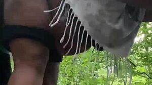 Una milf cicciona si scatena nella natura con un grosso cazzo nero