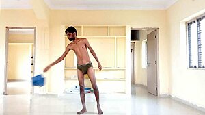 Oyunbaz bir amatör olan Rajesh, soyunur, mastürbasyon yapar, şaftını şaplaklar, inler ve bir fincana boşalır