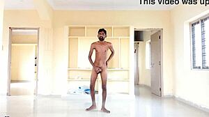 Rajesh, un'amatoriale giocosa, si spoglia, si masturba, si sculaccia l'asta, geme, e si sborra in una tazza