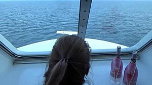Mladá švédska dievčina zažíva orgazmus zozadu na lodi