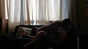 Nagy seggű latin lányt basznak a kanapén és tele spriccelik forró spermával