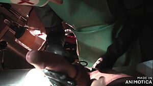Siva gumijasta medicinska sestra Agnes daje čuten blowjob in masažo prostate, preden se loti pegginga in analnega fistanja