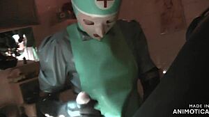 Szürke gumi ápolónő, Agnes érzéki szopást és prosztata masszázst ad, mielőtt peggingbe és anális öklözésbe kezd