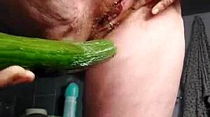 Стара германка се задоволява с краставица в косматата си вагина