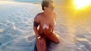 Cassiana je zapeljana s strani vročega osebnega trenerja na plaži in uživa v vročem trojčku