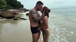 Un soț și iubiții lui roșcați se întâlnesc pe plajă fierbinte
