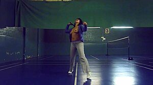 Amatörkvinnor avslöjar sina tillgångar medan de spelar badminton i ett samhällscenter