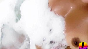¡La sensual enfermera latina se entrega a un baño de burbujas con un gran trasero!