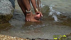 Remaja muda dan nakal basah kakinya di pantai