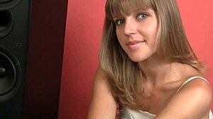 Руската красавица Алика Финкова показва бельото си и става непослушна