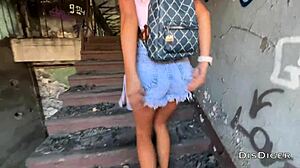 Δημόσια ταπείνωση: Νεαρή κοπέλα παίρνει αναλ κρεμμύδι σε εργοστάσιο