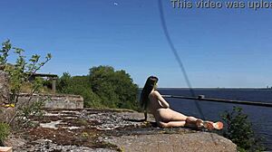 Vero addestramento militare con tiratori nudi all'isola di Totleben
