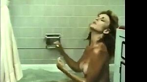GIF HD menyerlahkan bom seks berambut pirang telanjang mandi dan menanggalkan pakaian