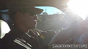 Първата анална среща на черната брюнетка с полицай