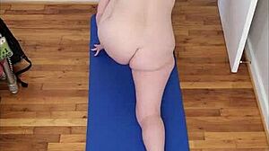 Sesi yoga telanjang vee dengan payudara besar dan pantat bulat yang menakjubkan