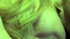 Britská amatérka Alison si užíva sex s veľkým kohútom v horúcom videu