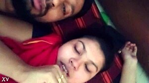Cuplu indian proaspăt căsătorit împărtășește momente romantice într-un videoclip hardcore
