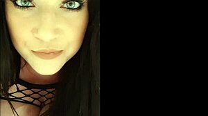Хармони Реигнс, заобљена лепа порно звезда са очаравајућим плавим очима и спарно британским нагласком, показује своје интимне тренутке