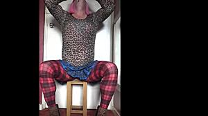 Bisexuálny crossdresser používa hračky na sebauspokojenie v domácom videu