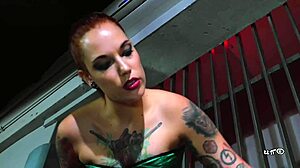 Silvia Rubis cours de fouet sévère pour Melissa en BDSM