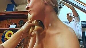 Џејми Вудс доживљава грубу аналну сесију прстију док јој Пејџ јебе грло