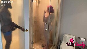 Лори Лав и Ейс Бигс стават интимни в банята на ремаркето
