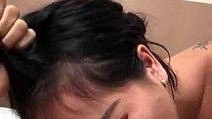 Азиатска красавица прави кремообразен минет в това ретро видео