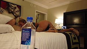 Madelyn Monroe et sa petite amie chevauchent un étranger à Vegas avec une bouteille d'eau