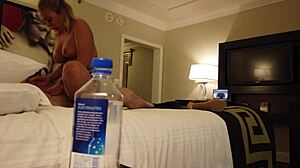 Madelyn Monroe a její přítelkyně jezdí na cizím muži v Las Vegas s lahví od vody