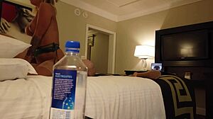 Madelyn Monroe och hennes flickvän rider en främling i Vegas med en vattenflaska