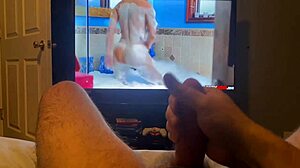 Masturbacija v vroči pornografski video s pošastnim tičem
