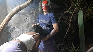 رجل العنكبوت يغوي فتاة غير متمرسة في حفلة هالوين تم التقاطه على الكاميرا