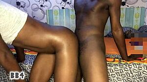 O femeie de culoare și prietena ei se angajează în activitate sexuală într-o cameră de hotel