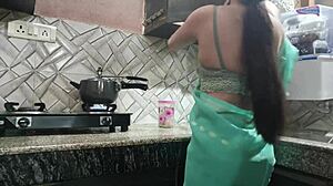 Video HD o prvem spolnem srečanju osupljive žene z možem njene sestre v kuhinji in na postelji